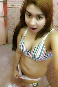 Singaporean Malay Slut Exposing her Asets